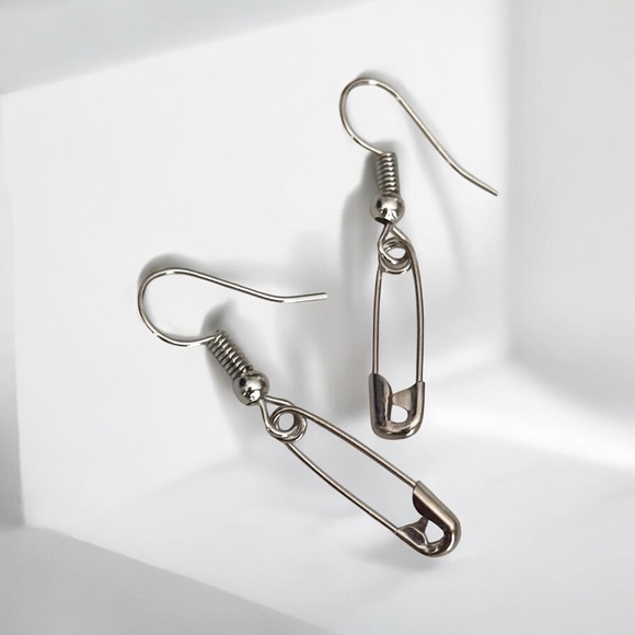 5 For $25💫Small Silver Punk Safety Pin Dangles Earrings - Picture 5 of 5